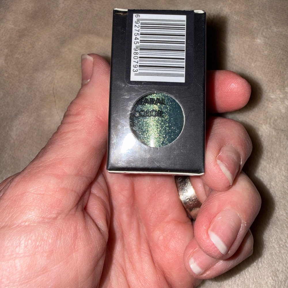 Focallure Green eyeshadow high pigment Color - Avenue